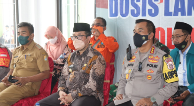 Sambil Vicon dengan Wakapolri, Bupati Imron Gelar Vaksinasi Booster